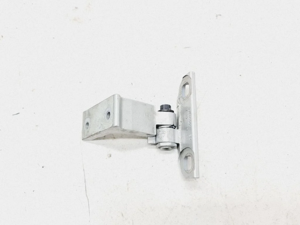 Rear door upper hinge A046572