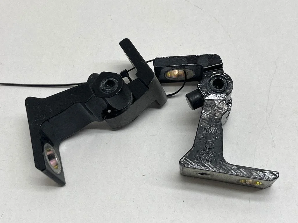 Rear door hinge set 8K0831402A