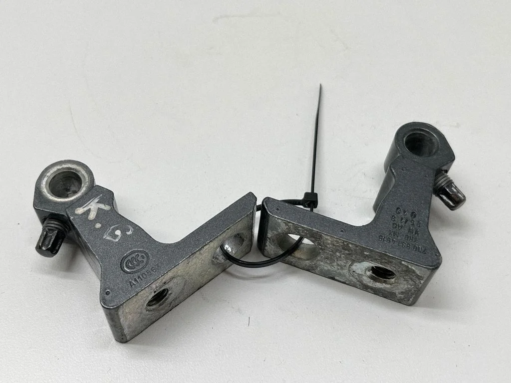 Tagaukse hingede komplekt 7N0831401B