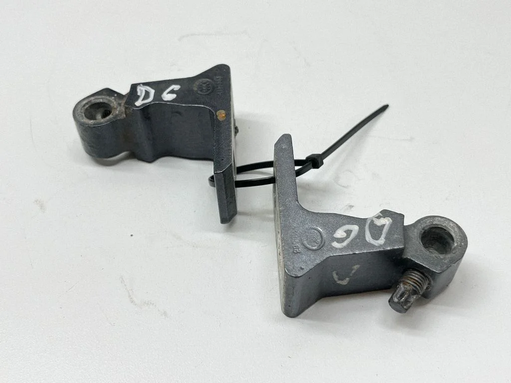 Tagaukse hingede komplekt 7N0831402B