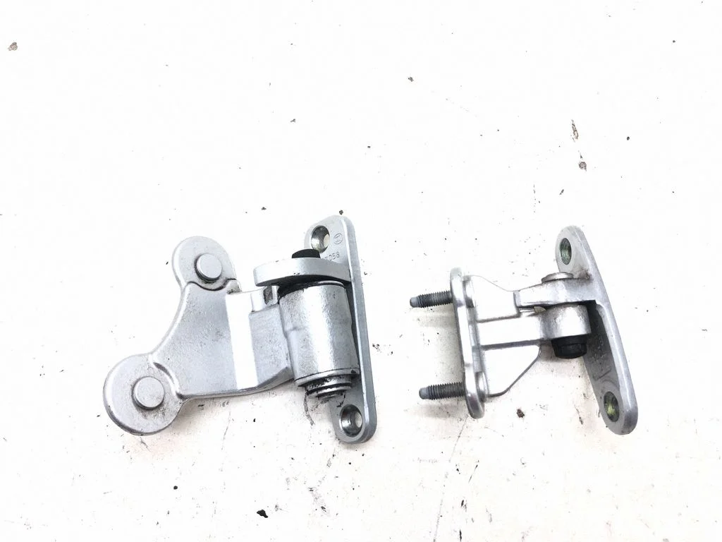 Tagaukse hingede komplekt A2127300937