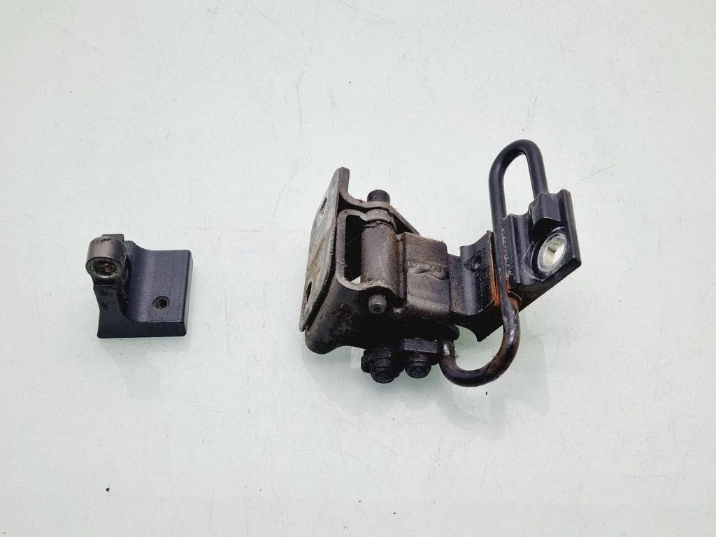 Rear door hinge set – Volkswagen Touareg I (2002-2010)