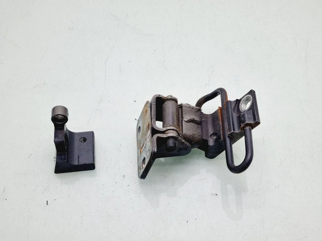 Rear door hinge set – Volkswagen Touareg I (2002-2010)