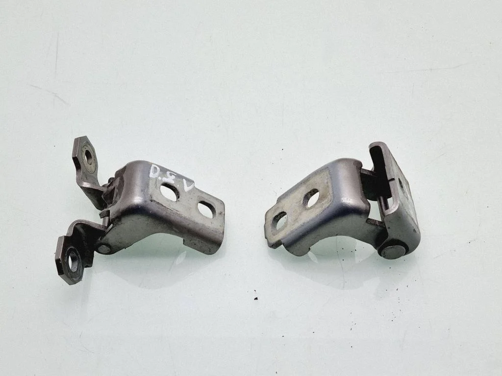 Rear door hinge set – rear right