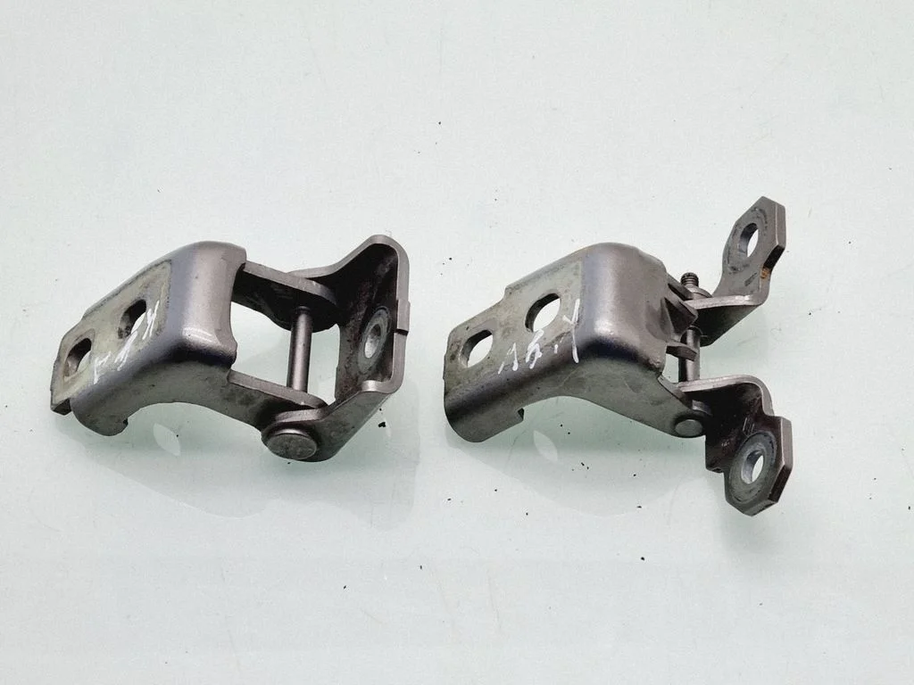 Rear door hinge set – rear left