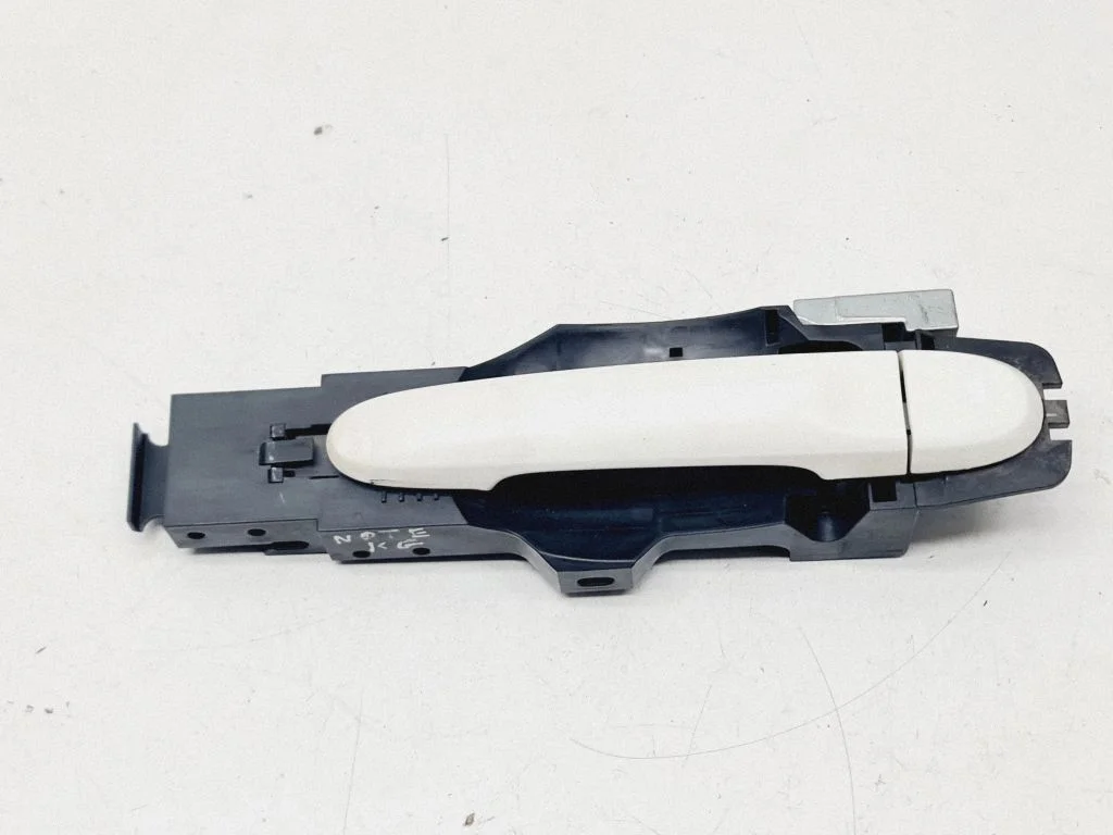 Tagaukse välimine käepide – tagumine vasak
