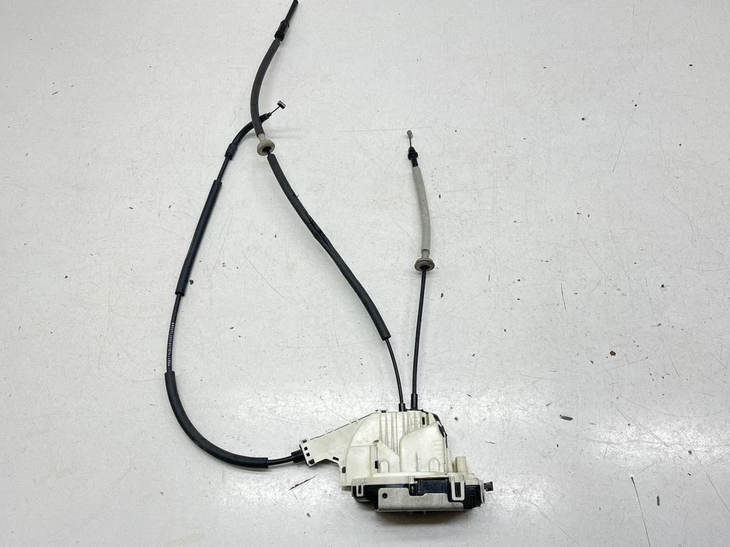 Aizmugurējo durvju slēdzene P04589915AE