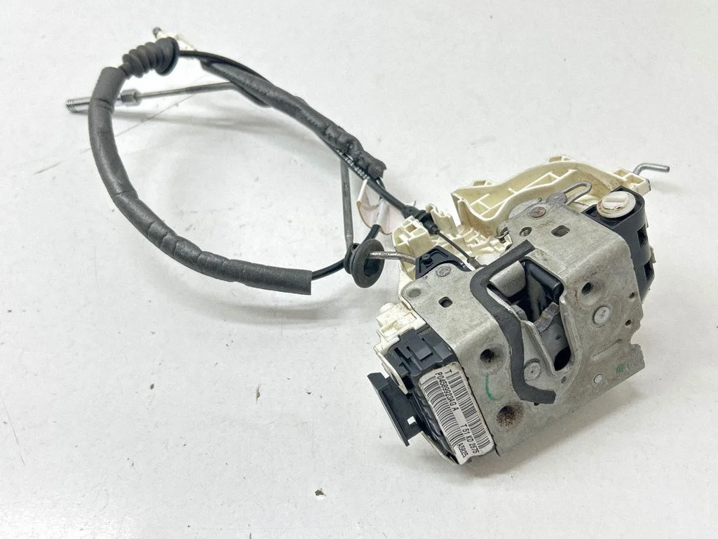 Zamek drzwi tylnych P04589923AG