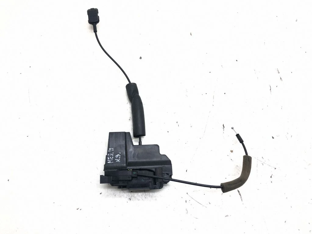 Rear door lock 825030024R