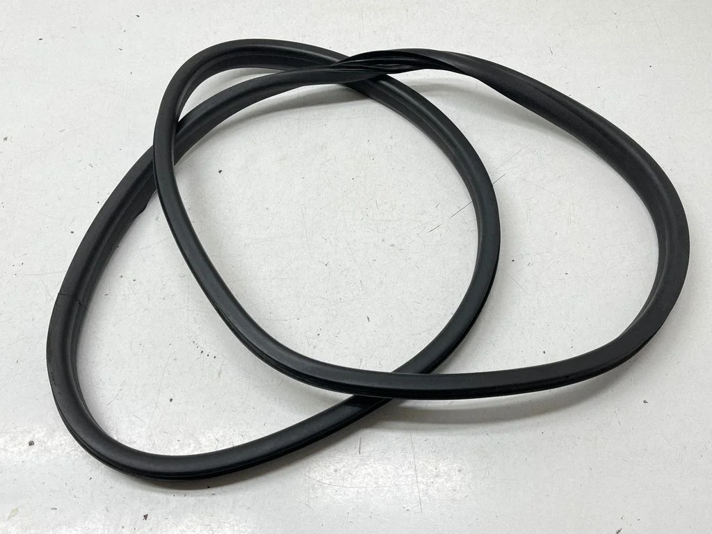 Tagaukse tihend (kere pool) 769230258R – Renault Captur (2013-2020)