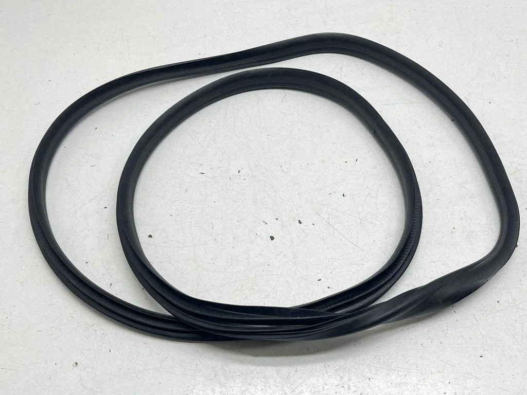 Tagaukse tihend (kere pool) 769230258R – Renault Captur (2013-2020)