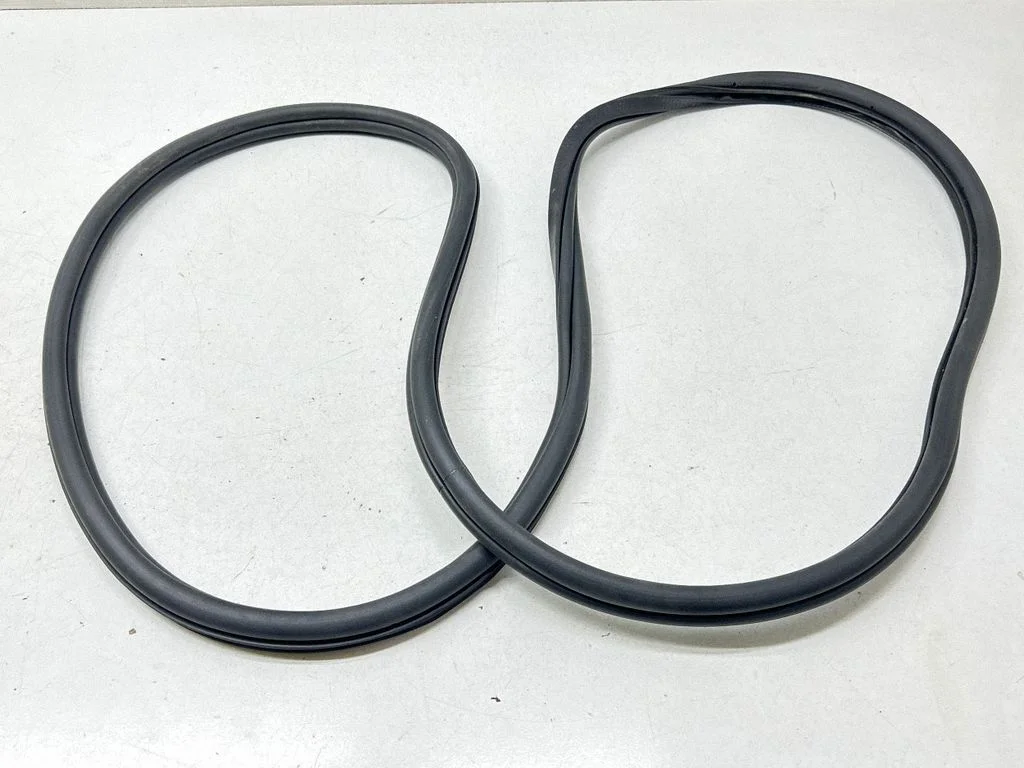Aizmugurējā blīvgumija (uz virsbūves) 5G9867913B