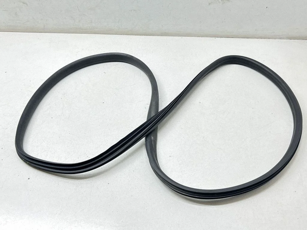 Rear door rubber seal (on body) – rear right