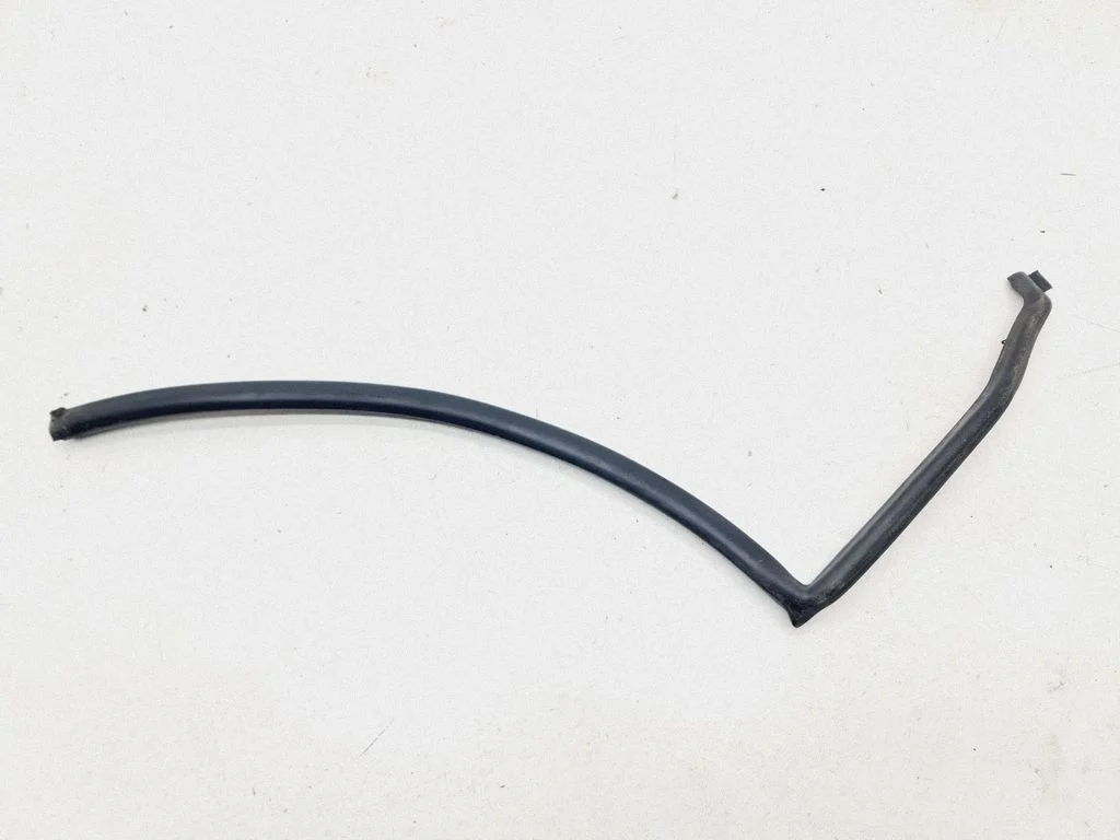 Aizmugurējā blīvgumija (uz virsbūves) 7L0839761D