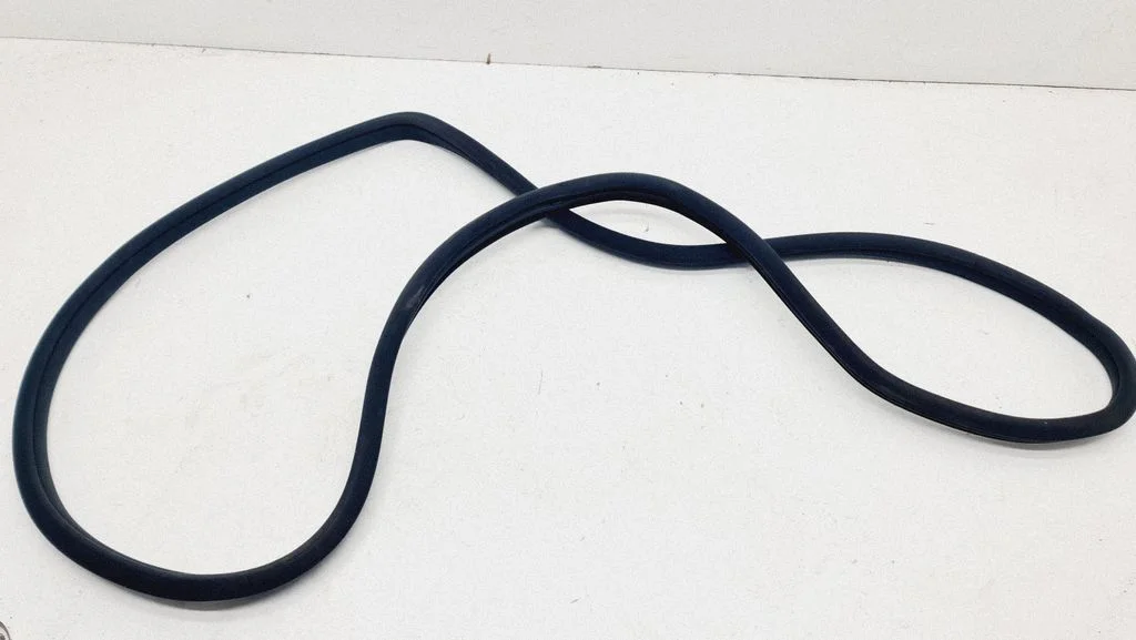 Rear door rubber seal (on body)