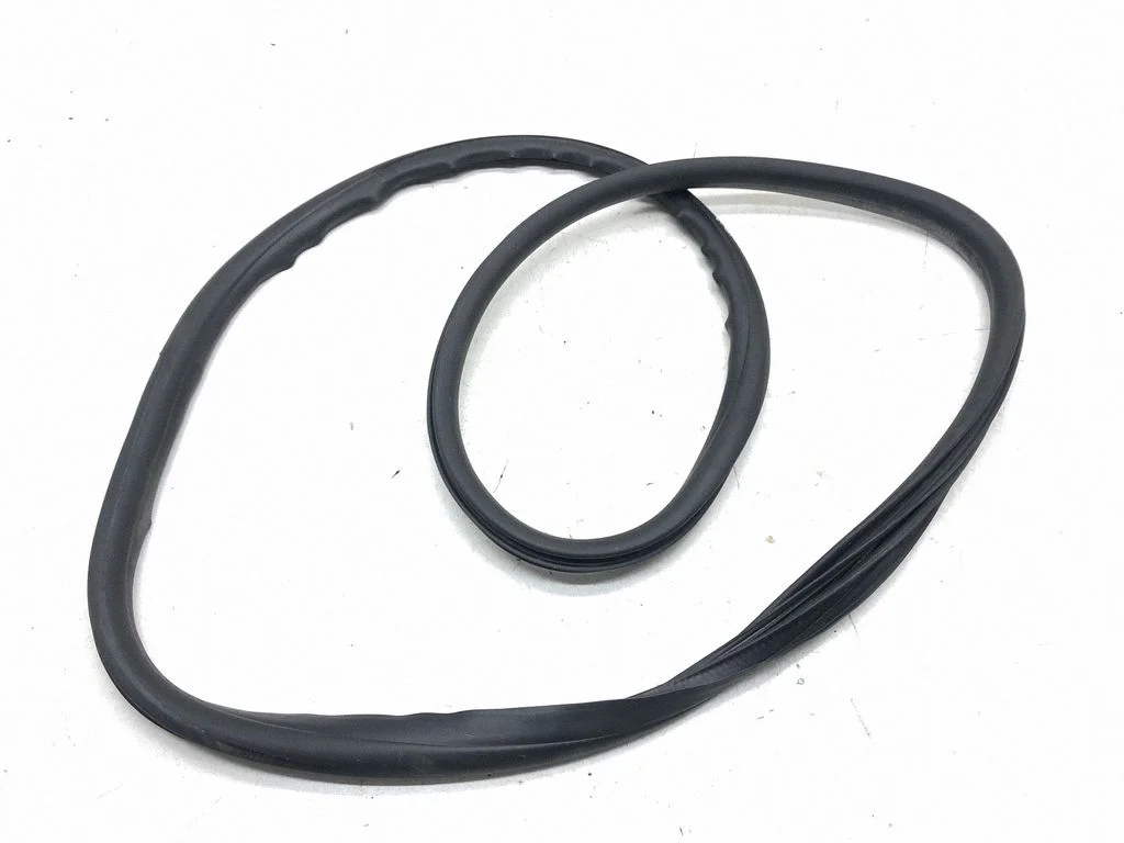 Rear door rubber seal (on body) – rear right