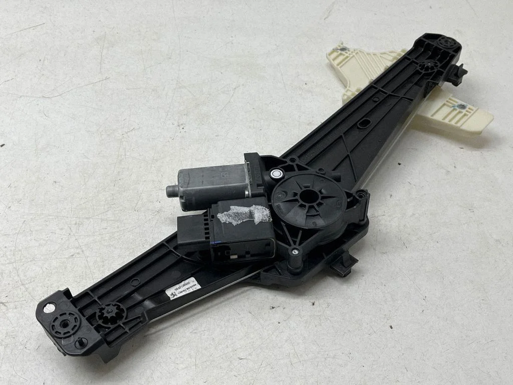 Rear door window regulator with motor 9840190480