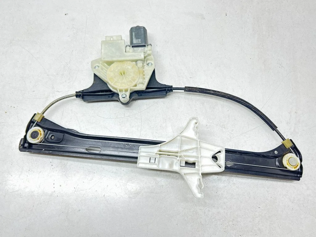 Tagaukse elektriline aknatõstuk mootoriga 5Q4959811E