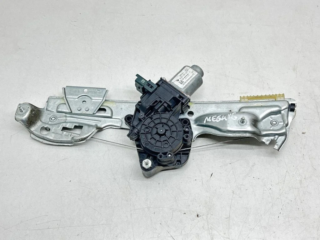 Rear door window regulator with motor 827218403R