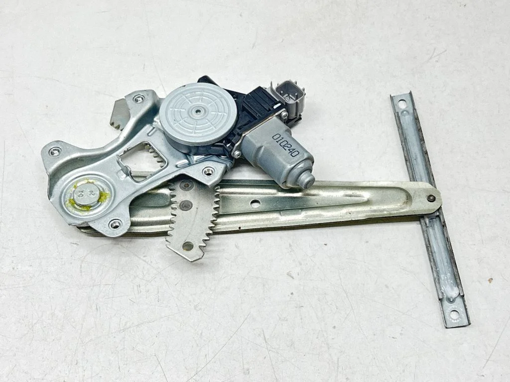 Rear door window regulator with motor – Nissan Juke I F15 (2010-2018)