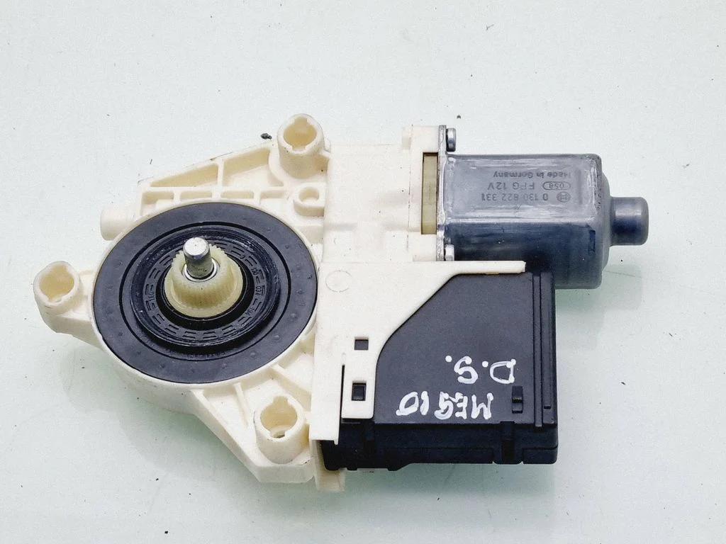 Rear door window regulator motor 827306548R