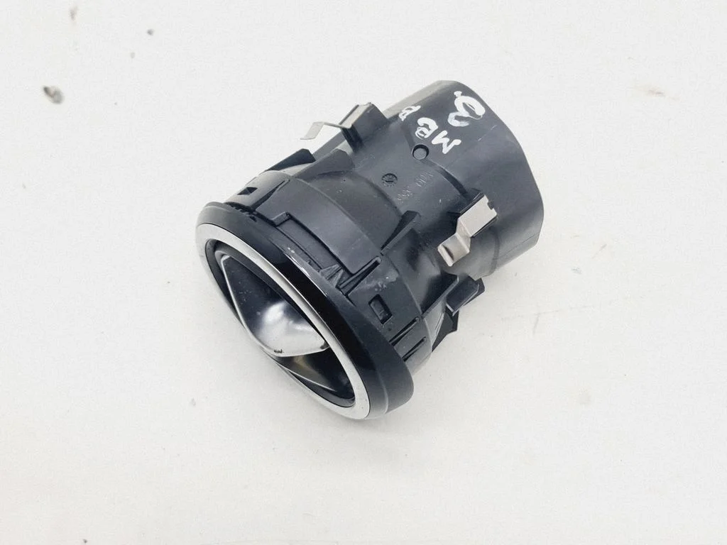 Armatuurlaua keskmine õhutusrest A2468300354