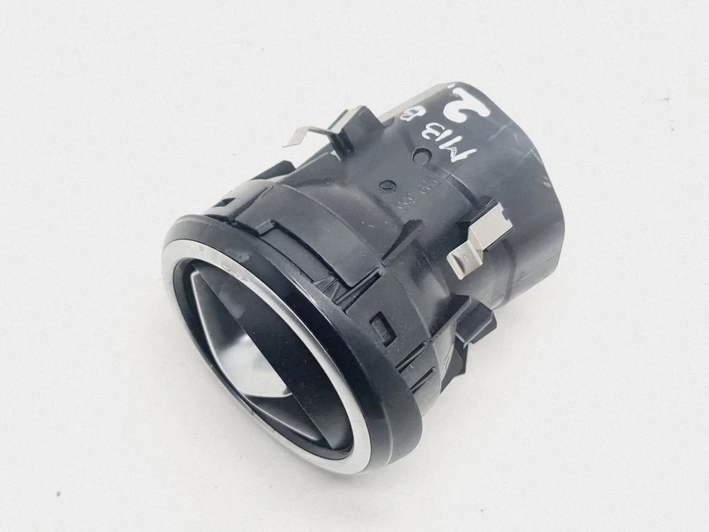 Armatuurlaua keskmine õhutusrest A2468300354