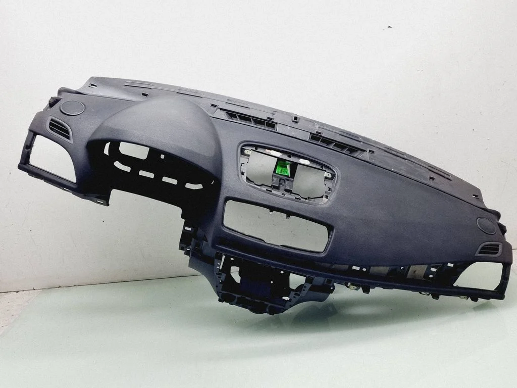 Dashboard 681000022R