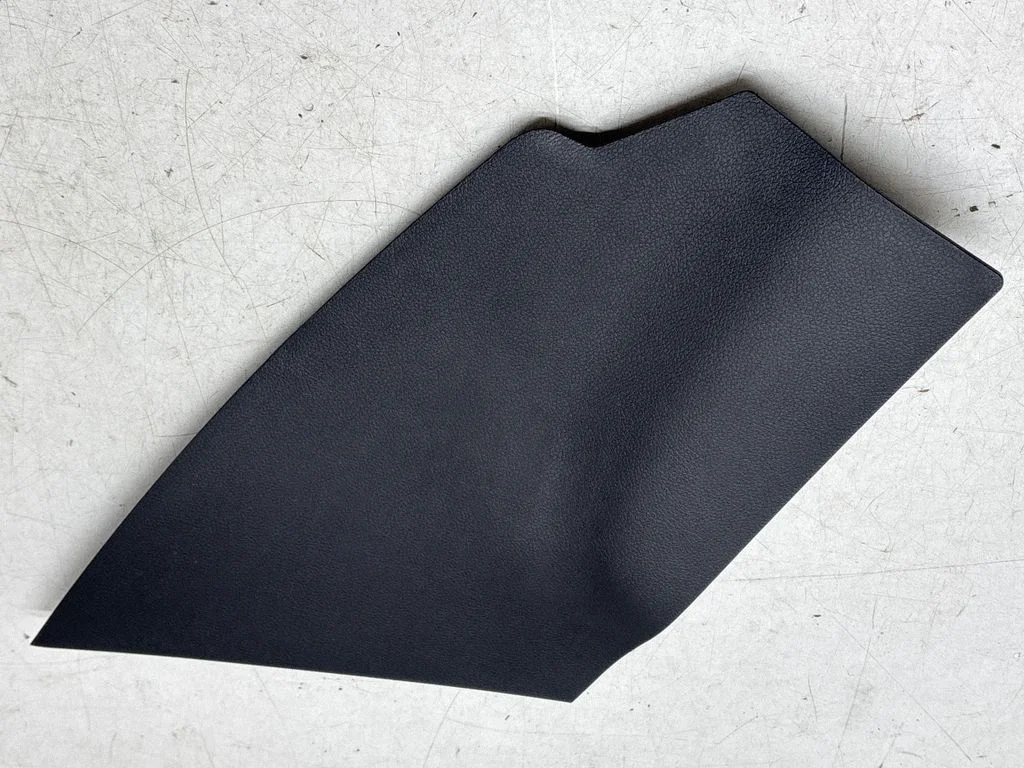 Sāna apdare (priekšējā) – kreisā