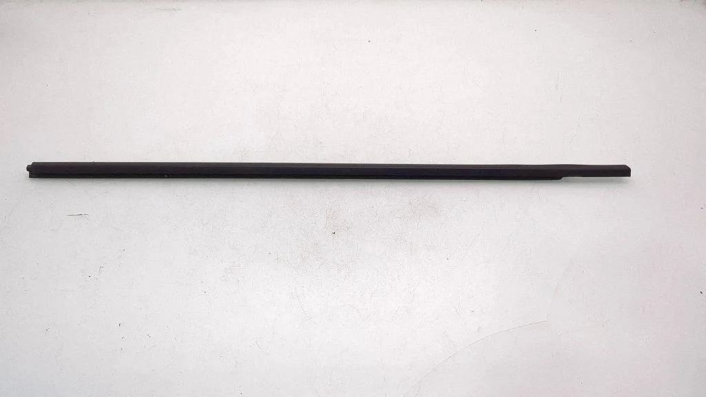 Other front door trim element – front right