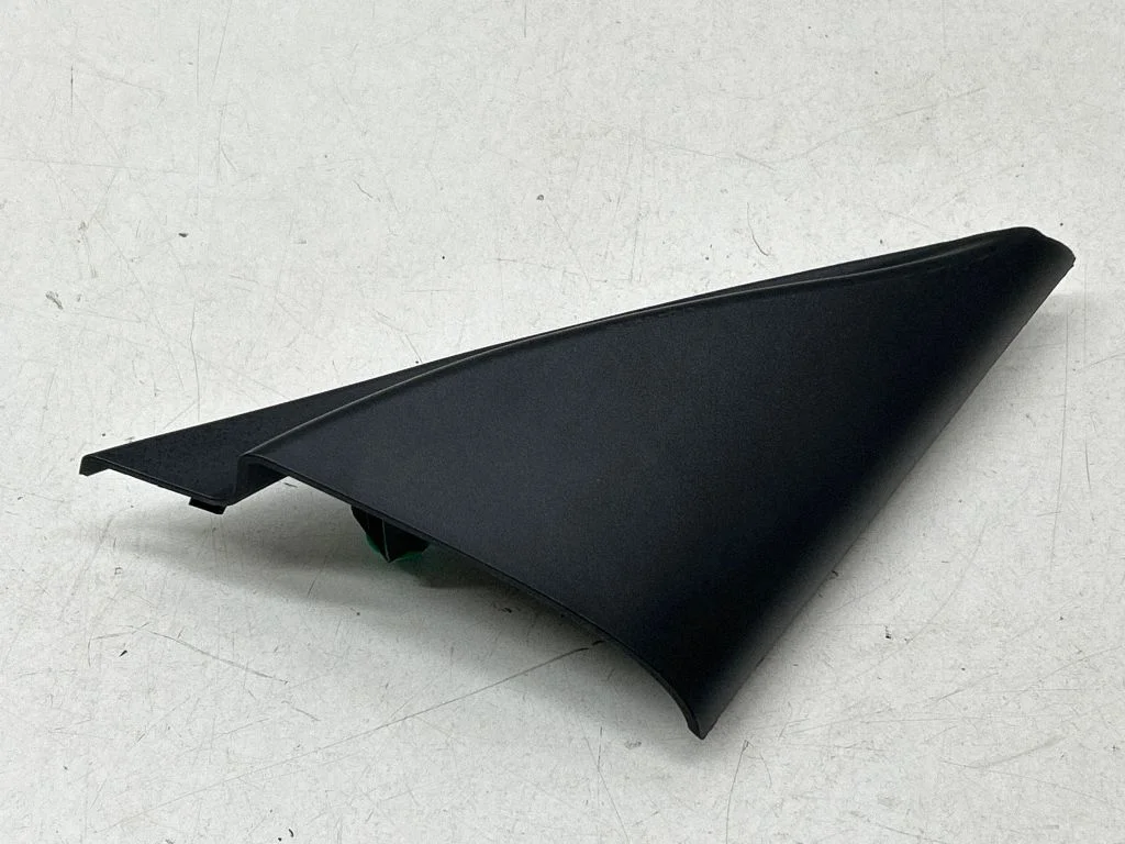 Other front door trim element – front right