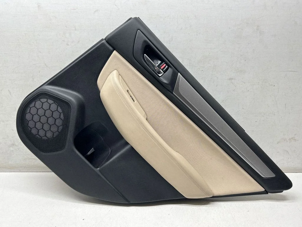 Boczek drzwi tylnych 83071AL14A