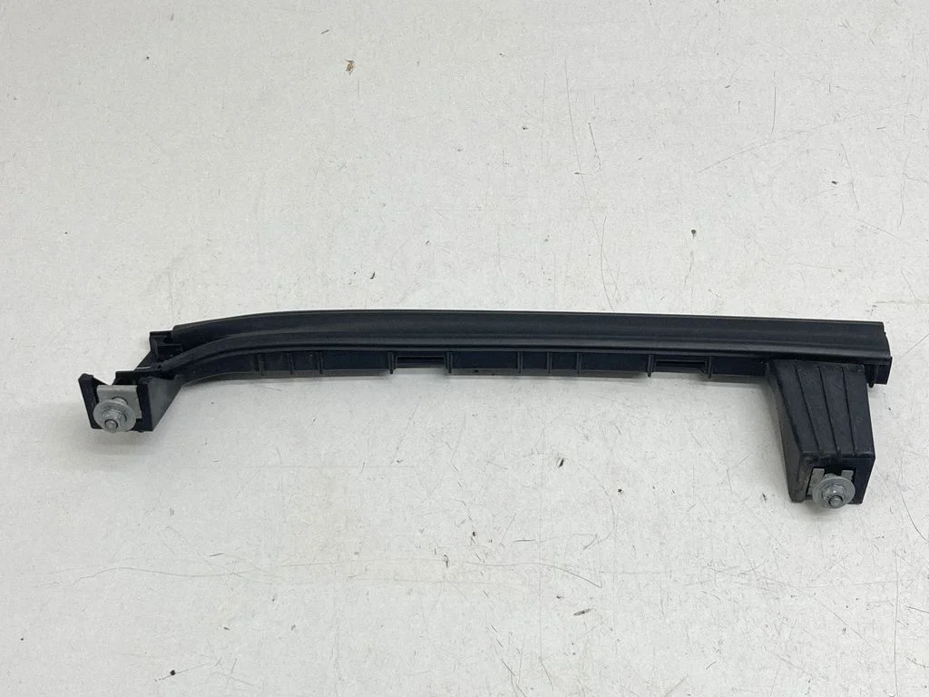 Muu tagumise ukse viimistluse osa LB5BS21533AC