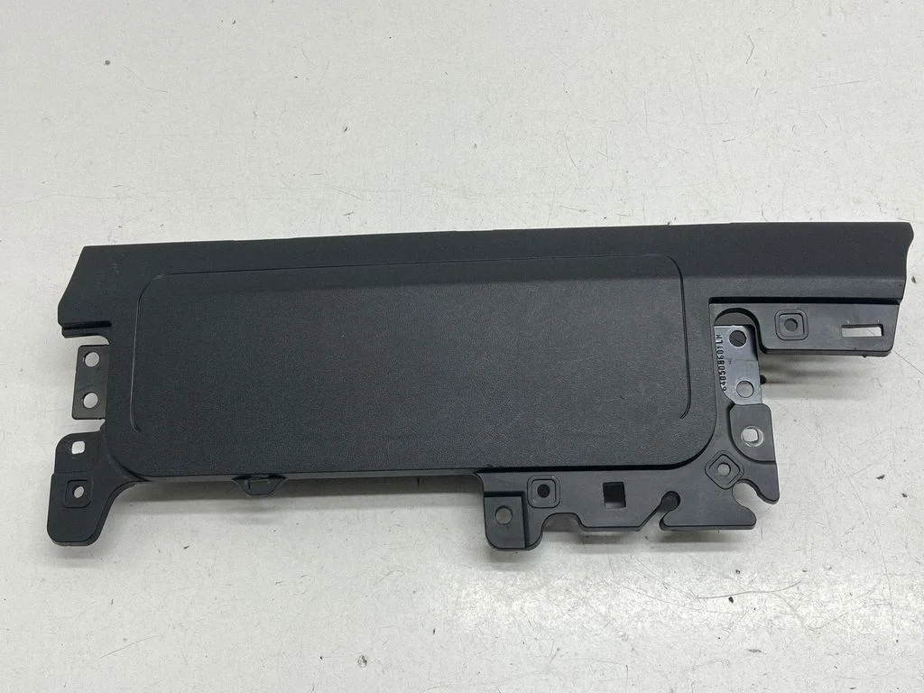 Knee airbag – Tesla Model Y (2020-)