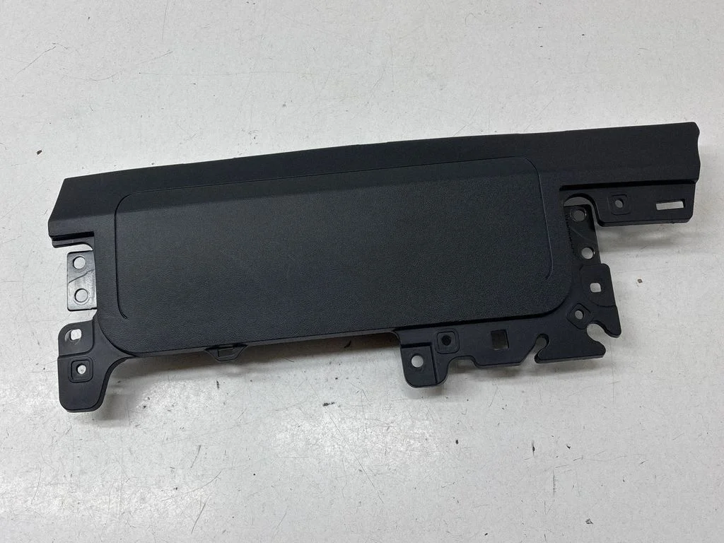 Knee airbag – Tesla Model Y (2020-)