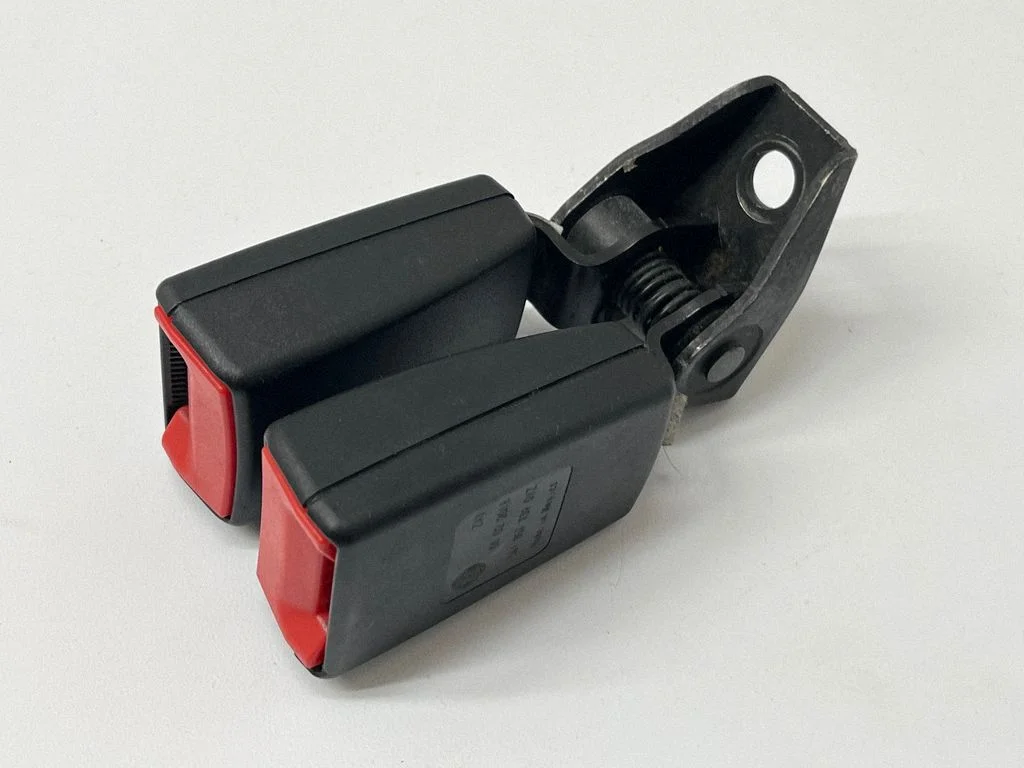 Middle seatbelt buckle (rear) – Volkswagen Passat B7 USA (2012-2019)