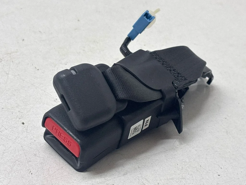 Middle seatbelt buckle (rear) 64671FN000VH