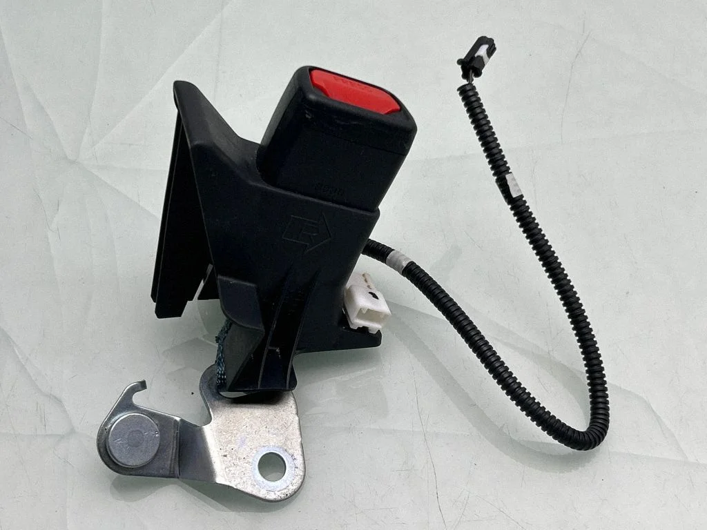 Keskmise turvavöö pannal (tagumine) – Toyota RAV 4 (XA50) (2018-)