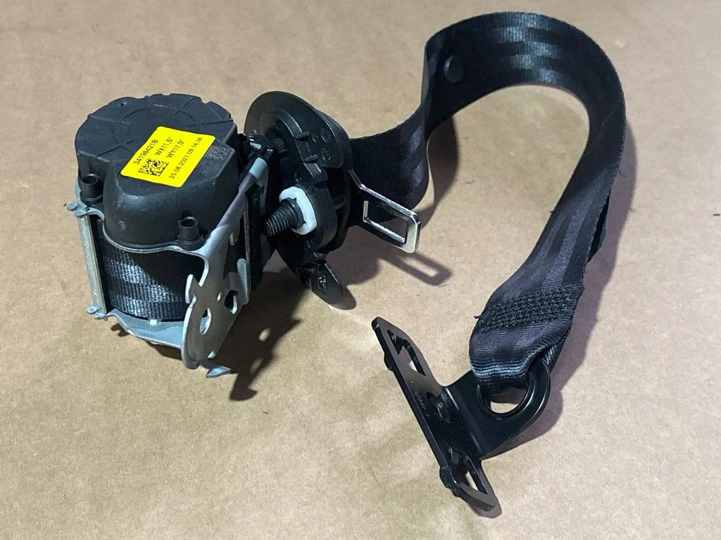 Rear seatbelt 34198421B