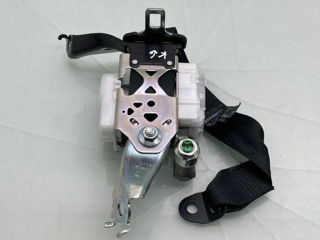 Rear seatbelt 7Y2610P