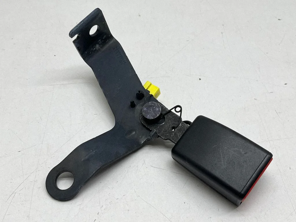 Rear seatbelt buckle 39838366