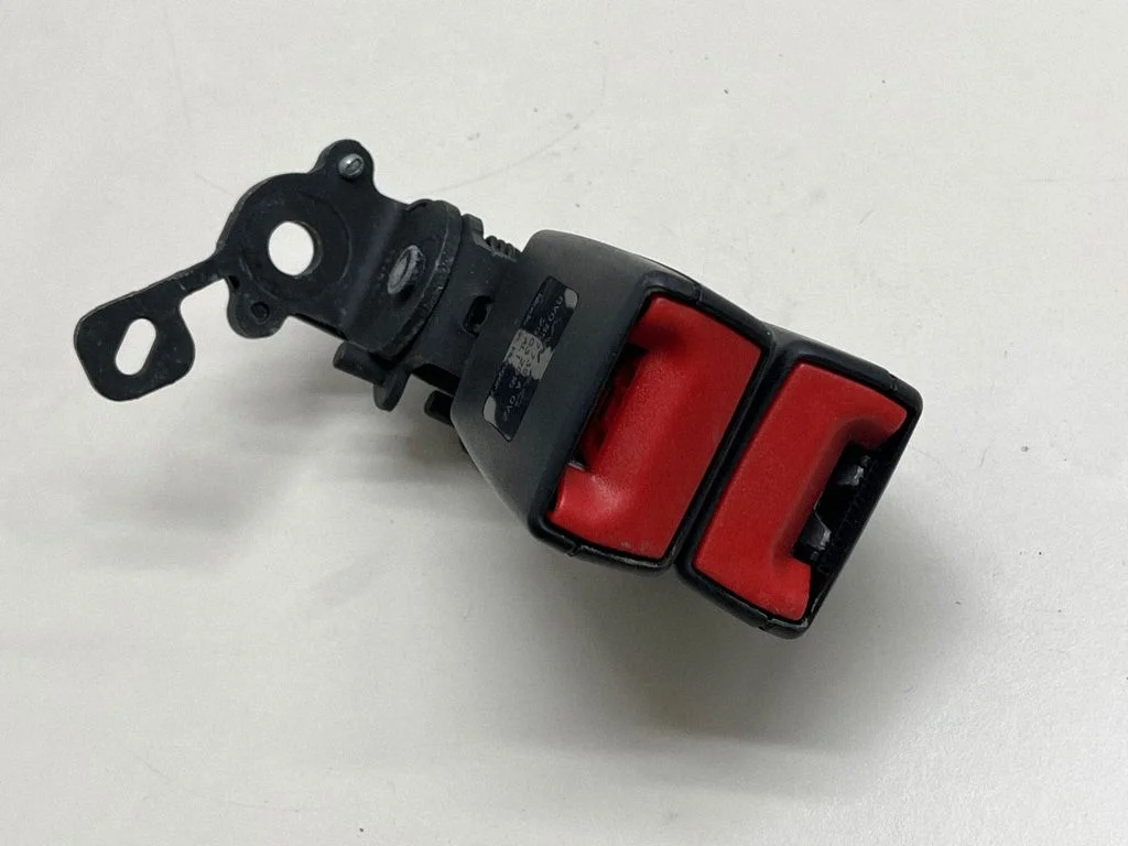 Aizmugurējās drošības jostas sprādze 8V0857739A