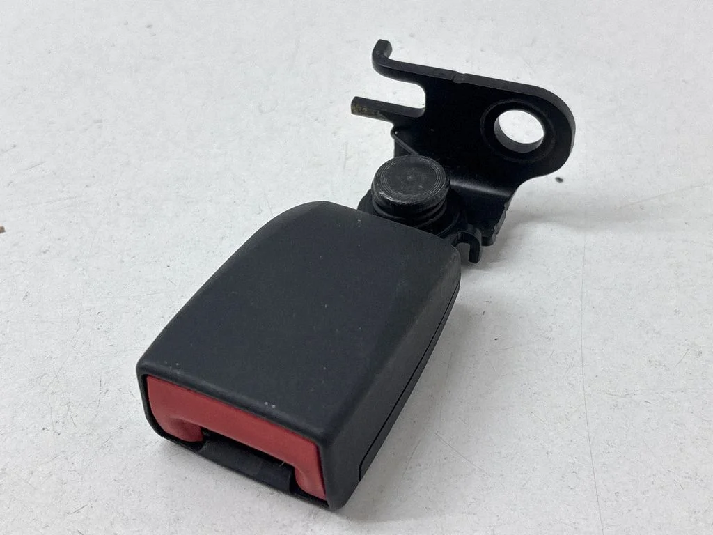 Rear seatbelt buckle – Porsche Macan (95B) (2014-2018)