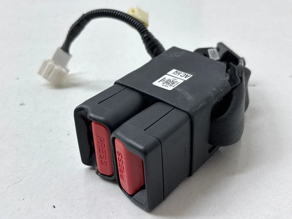 Aizmugurējās drošības jostas sprādze 64671SL010