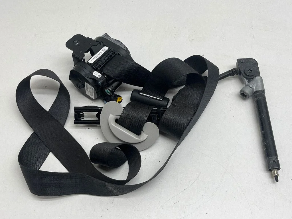 Front seatbelt – Tesla Model Y (2020-)