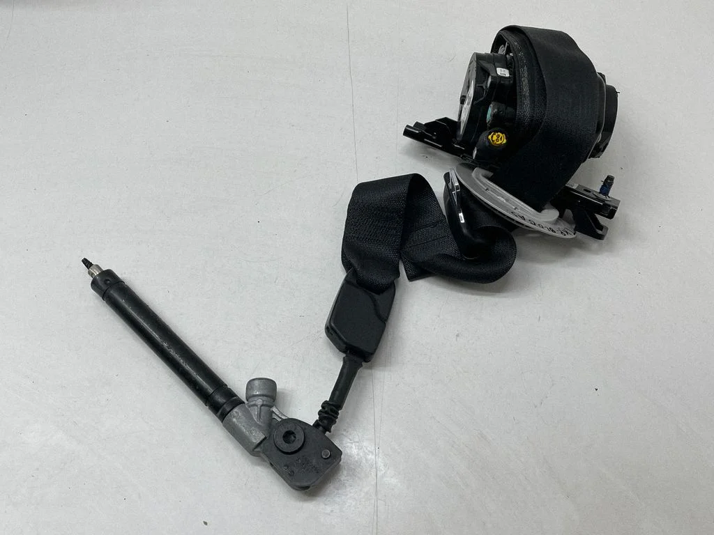 Front seatbelt – Tesla Model Y (2020-)