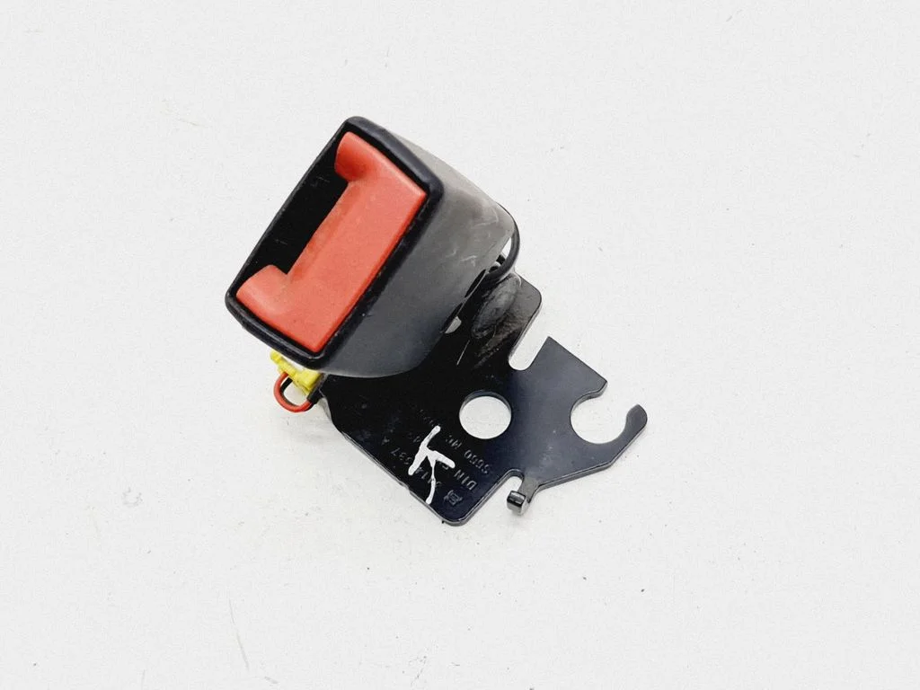 Rear seatbelt buckle 34148687