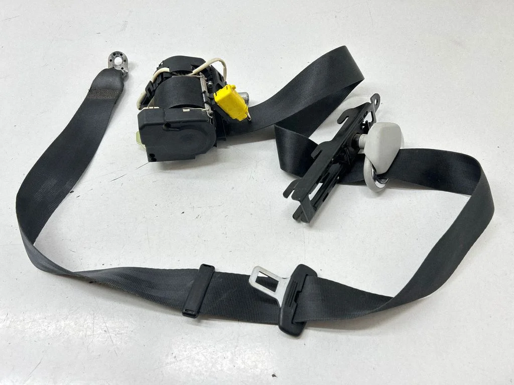 Front seatbelt 33014052