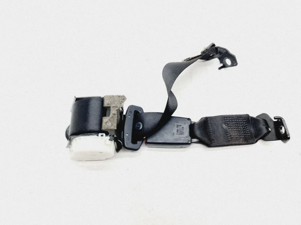 Middle seatbelt (rear) – BMW 5 Series E60 E61 (2004-2010)