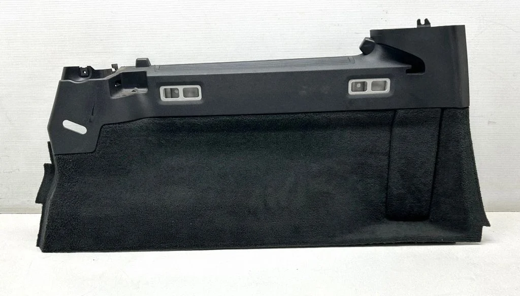 Apakšējais bagāžnieka sāna apdares panelis 39807577